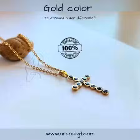 Cadena con dije de crucifijo dorado y cristales negros