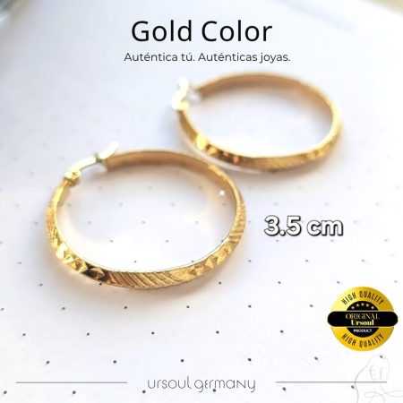 Argollas Gold Color dama con diseño texturizado, aretes dorados modernos, accesorio arte
