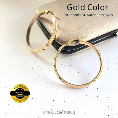 Argollas Gold Color dama con diseño texturizado, aretes dorados modernos, accesorio arte