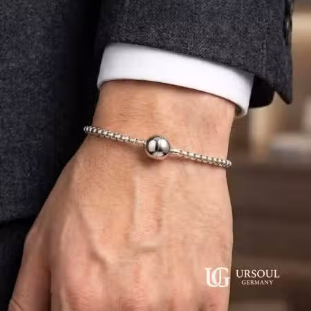 Pulsera Nordik Sphere Silver Plated para caballero con esfera metálica y cierre de imanes, lucida con saco elegante UrSoul Germany.
