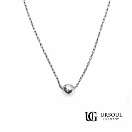 Cadena fina plateada con dije de esfera para hombre, Silver Plated Ursoul Germany, sobre fondo blanco