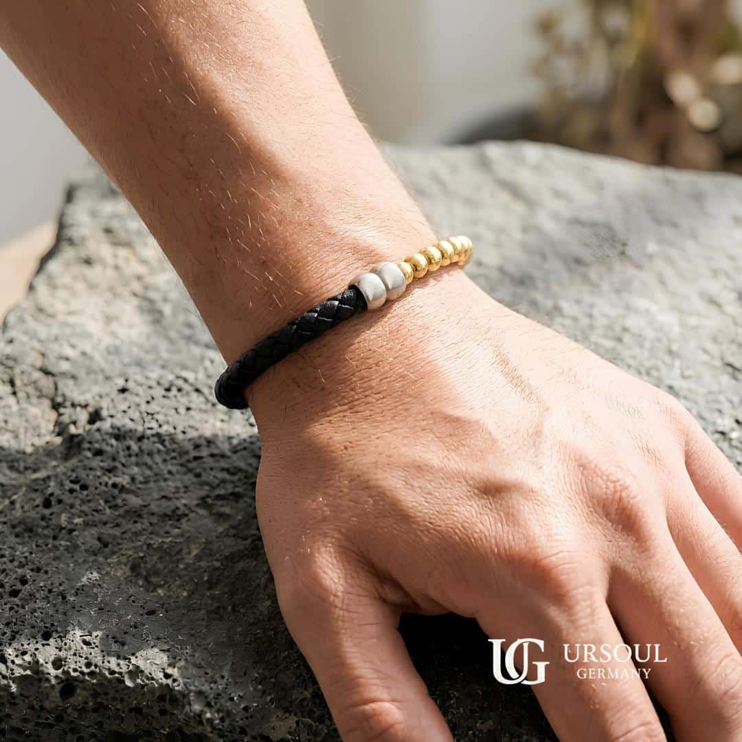 WhatsApp Image 2026-08-15 at 9.52.19 AM Pulsera cuero negro trenzado con esferas doradas y cierre magnético plateado para hombre, Gold Color Ursoul Germany,