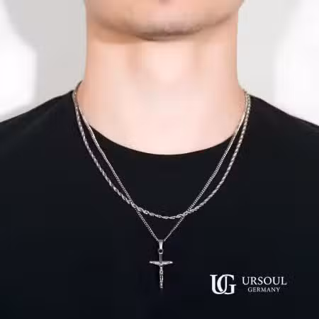 Set doble cadena plateada rope y cubana con dije de Cristo para hombre, Silver Plated Ursoul Germany, sobre camiseta negra