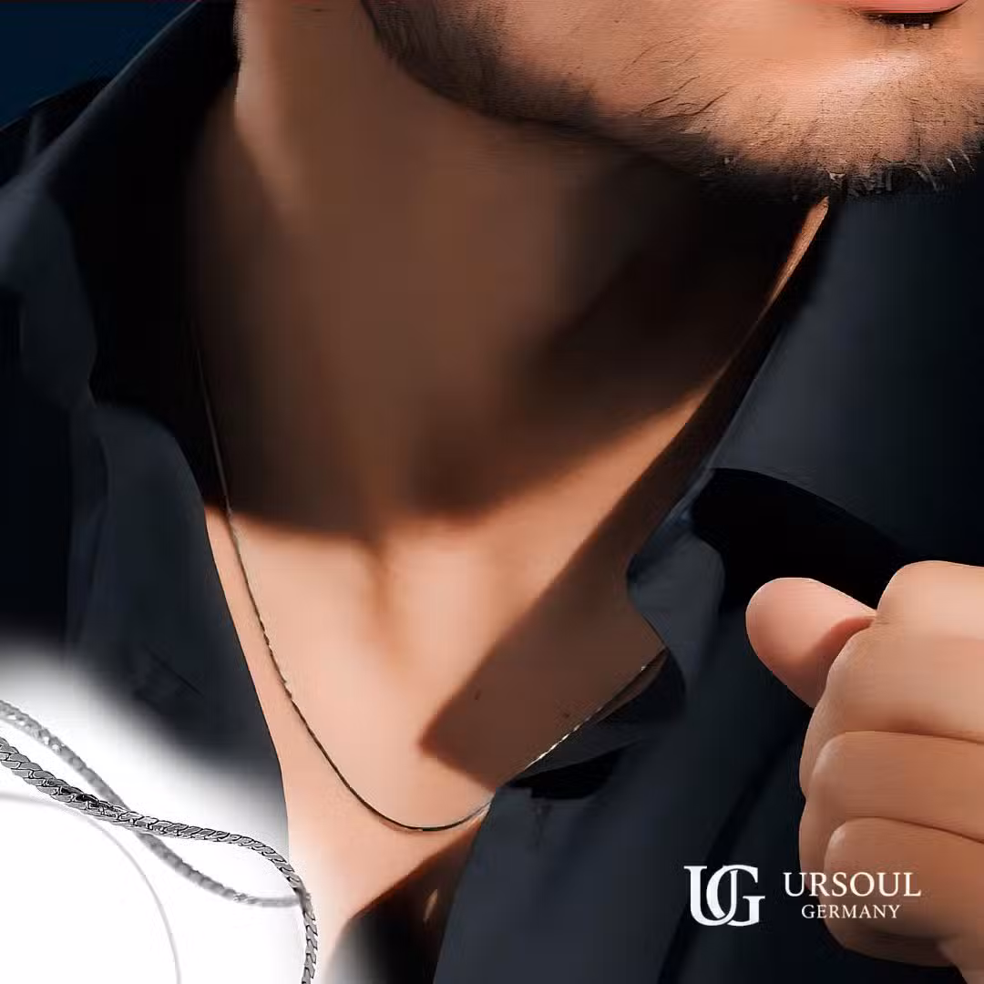 WhatsApp Image 2026-08-15 at 9.52.19 AM (5) Cadena fina eslabón plano plateada para hombre, Silver Plated Ursoul Germany, sobre cuello con camisa negra abierta y fondo oscuro