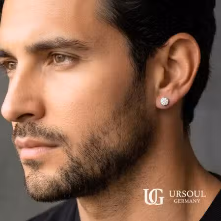 Par de aretes solitario con cristal 6mm plateados para hombre, Silver Plated Ursoul Germany, en la oreja de un hombre