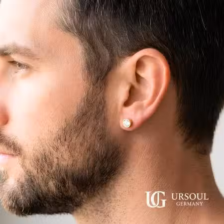 ar de aretes solitario dorados con cristal 6mm para hombre, Gold Color Ursoul Germany, en la oreja de caballero