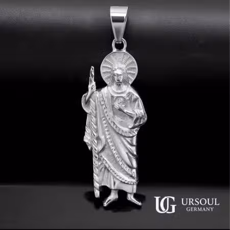 Dije de San Judas Tadeo plateado detallado para hombre, Silver Plated Ursoul Germany, sobre fondo negro