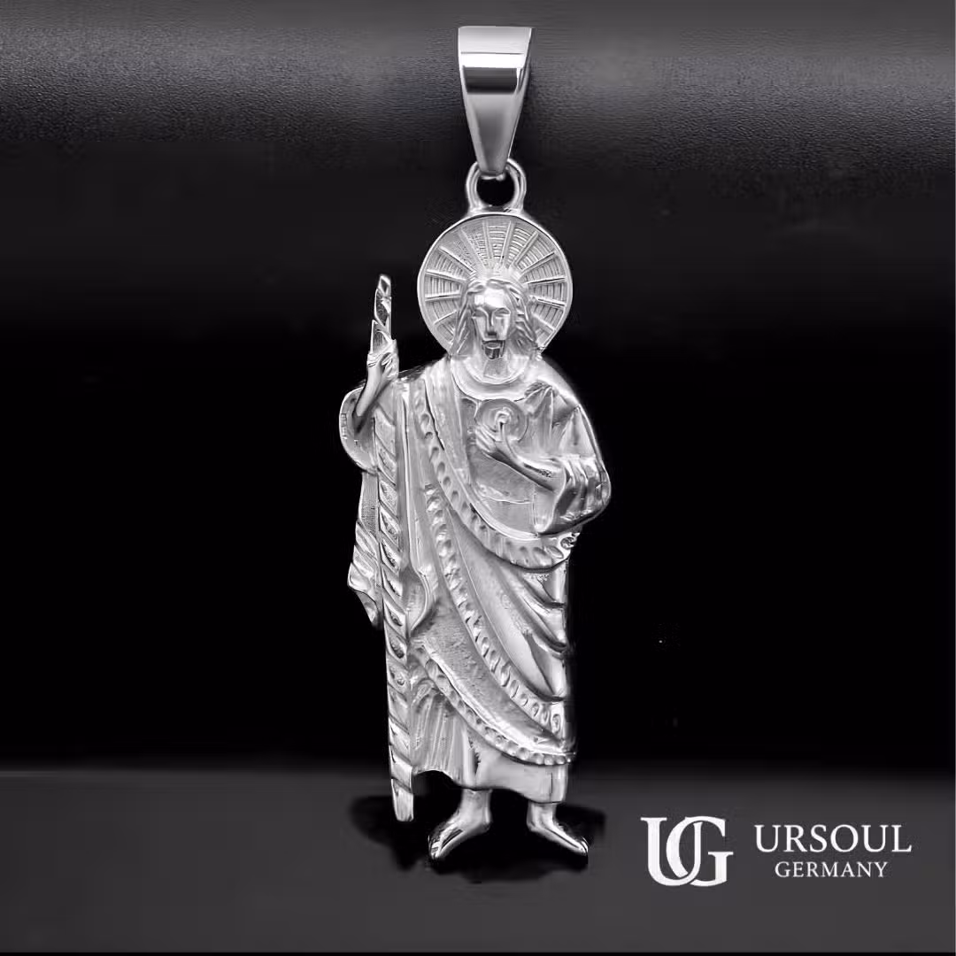 WhatsApp Image 2026-08-15 at 9.52.38 AM (3) Dije de San Judas Tadeo plateado detallado para hombre, Silver Plated Ursoul Germany, sobre fondo negro