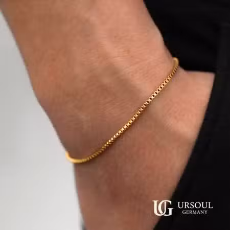 Esclava box chain fina dorada para hombre, Gold Color Ursoul Germany, sobre muñeca con pantalón negro