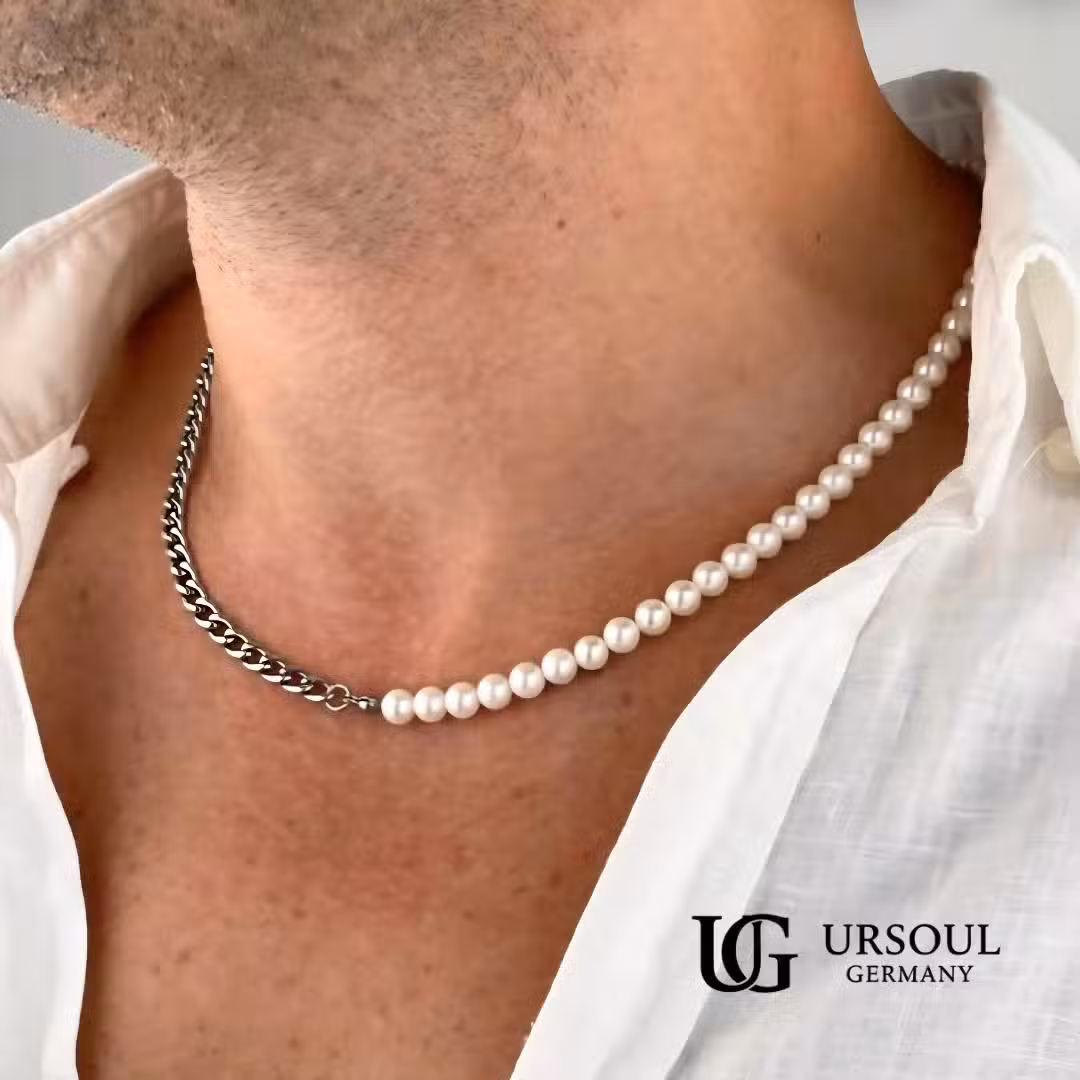 WhatsApp Image 2026-08-15 at 9.52.42 AM (1) Cadena bicolor mitad cubana plateada mitad perlas de imitación para hombre, Silver Plated Ursoul Germany, sobre camisa blanca abierta