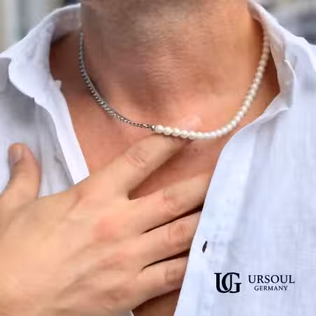 Cadena bicolor mitad cubana plateada mitad perlas de imitación para hombre, Silver Plated Ursoul Germany, sobre camisa blanca abierta