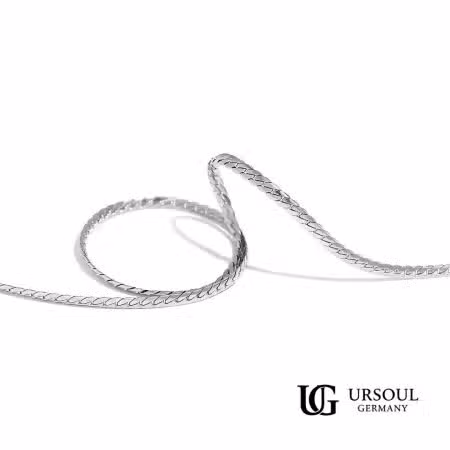 Cadena fina eslabón plano plateada para hombre, Silver Plated Ursoul Germany, sobre fondo blanco