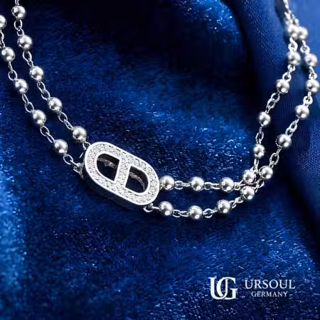 Pulsera doble cadena esferas plateada con eslabón marino de cristales para mujer, Silver Plated Ursoul Germany, sobre tela azul marino con piedras y flores secas