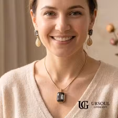 Set de collar y aretes color dorado con piedra ahumada de corte esmeralda y dije de gota grabado, marca Ursoul Germany.