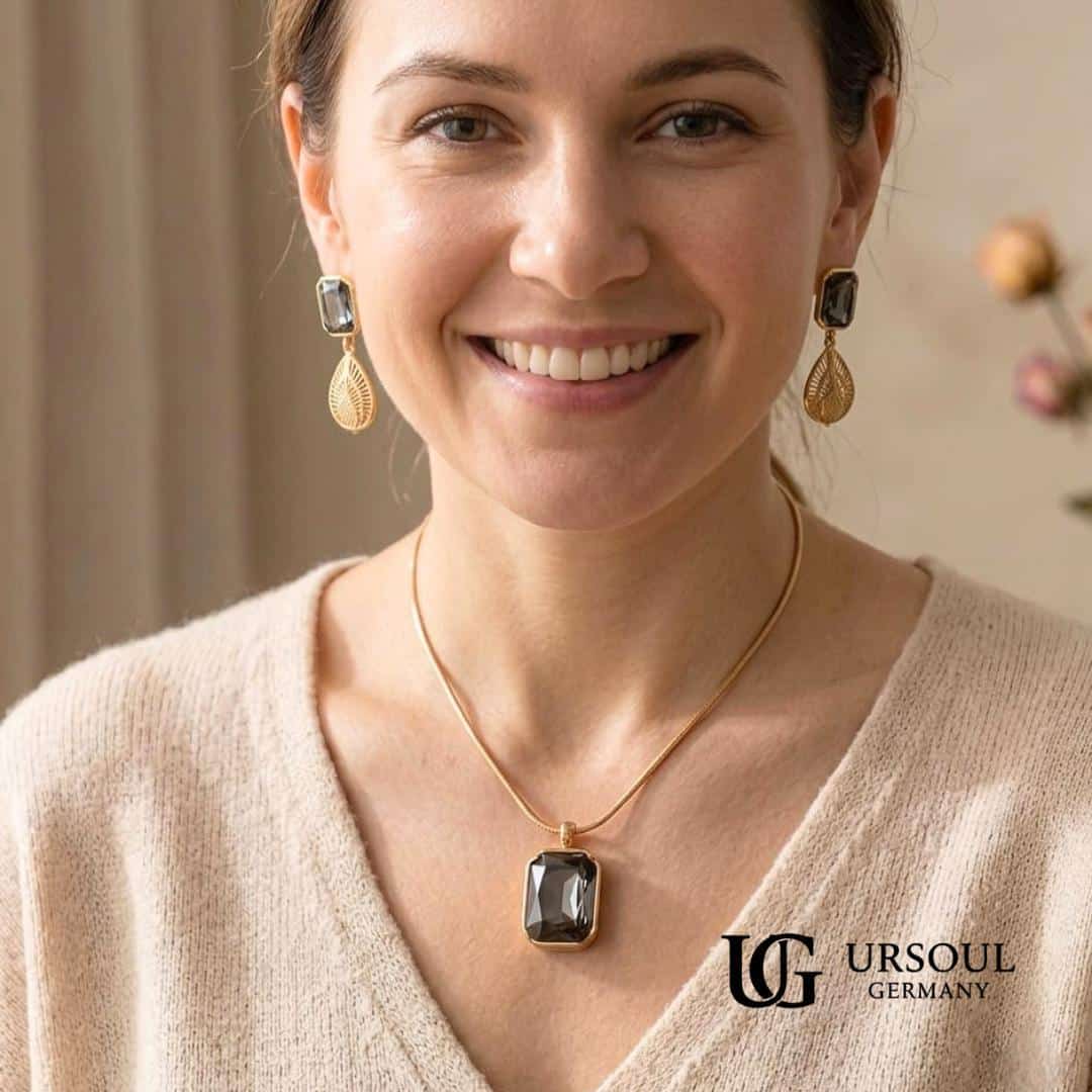 WhatsApp Image 2026-09-13 at 1.38.29 PM (3) Set de collar y aretes color dorado con piedra ahumada de corte esmeralda y dije de gota grabado, marca Ursoul Germany.