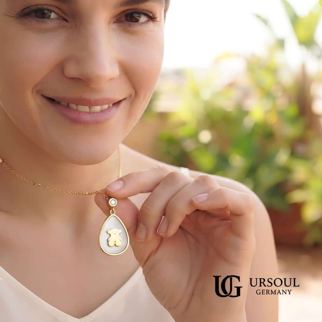 WhatsApp Image 2026-09-13 at 1.38.30 PM (2) Gargantilla con dije gota de nácar y osito dorado para dama, Gold Color de Ursoul Germany. Pieza femenina, delicada y con significado. Envío gratis en Guatemala.