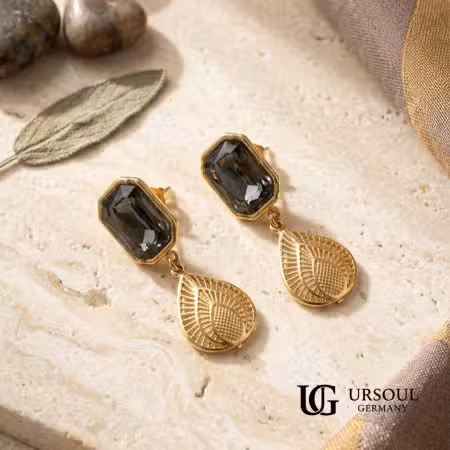 Set de collar y aretes color dorado con piedra ahumada de corte esmeralda y dije de gota grabado, marca Ursoul Germany.
