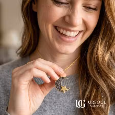 Collar color dorado con dije de luna creciente y estrella en circonias sobre cadena, marca Ursoul Germany.