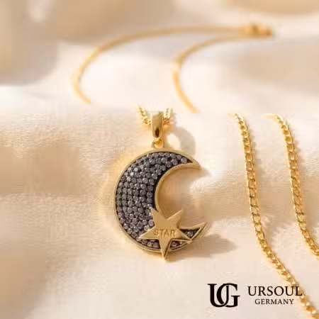 Collar color dorado con dije de luna creciente y estrella en circonias sobre cadena, marca Ursoul Germany.