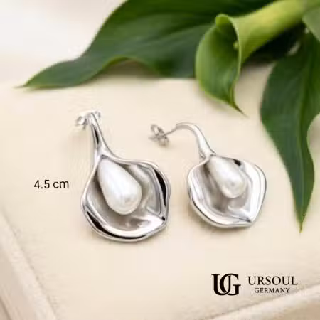 Aretes cala plateada con perla de imitación blanca 4.5cm para mujer, Silver Plated Ursoul Germany, sobre estuche beige con hojas