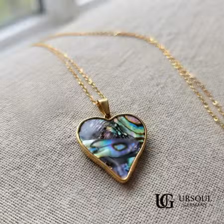 Cadena dorada con dije corazón de abulón natural iridiscente para mujer, Gold Color Ursoul Germany, sobre gris