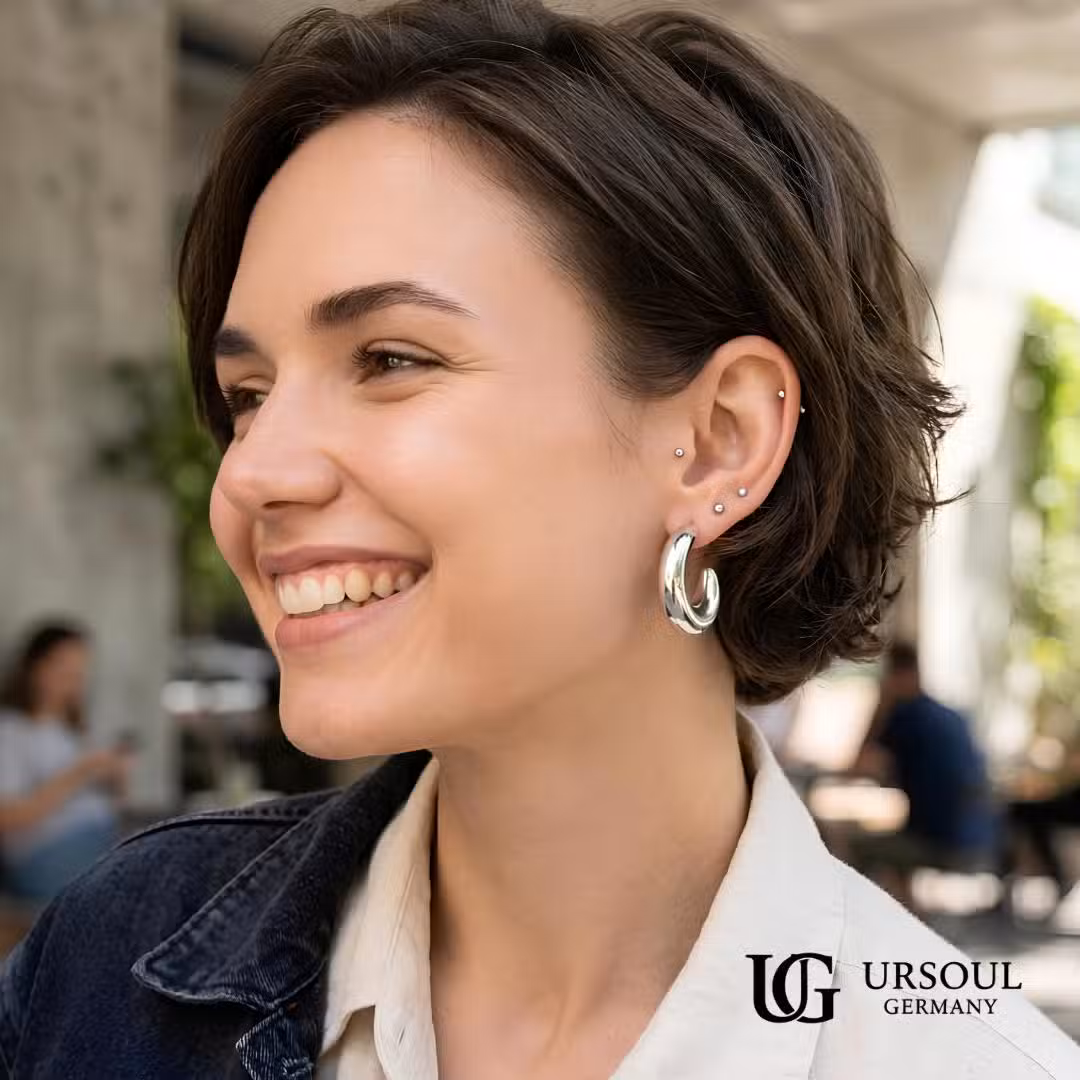 WhatsApp Image 2026-09-13 at 1.38.34 PM (1) Aretes argolla chunky plateados 3cm para mujer, Silver Plated Ursoul Germany, sobre piedra natural y en oreja con cabello corto