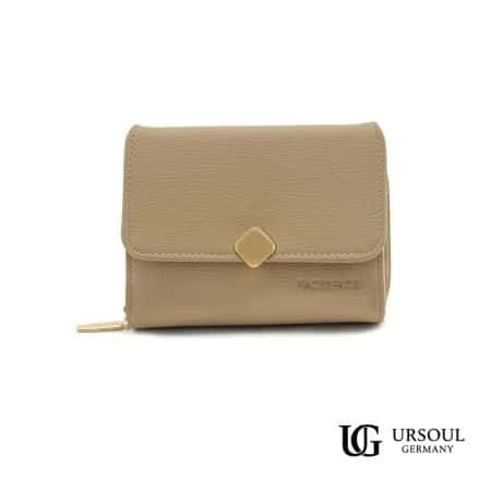 Billetera compacta color champán en piel vegana abierta mostrando interior con broche dorado, elegida por Ursoul Germany.