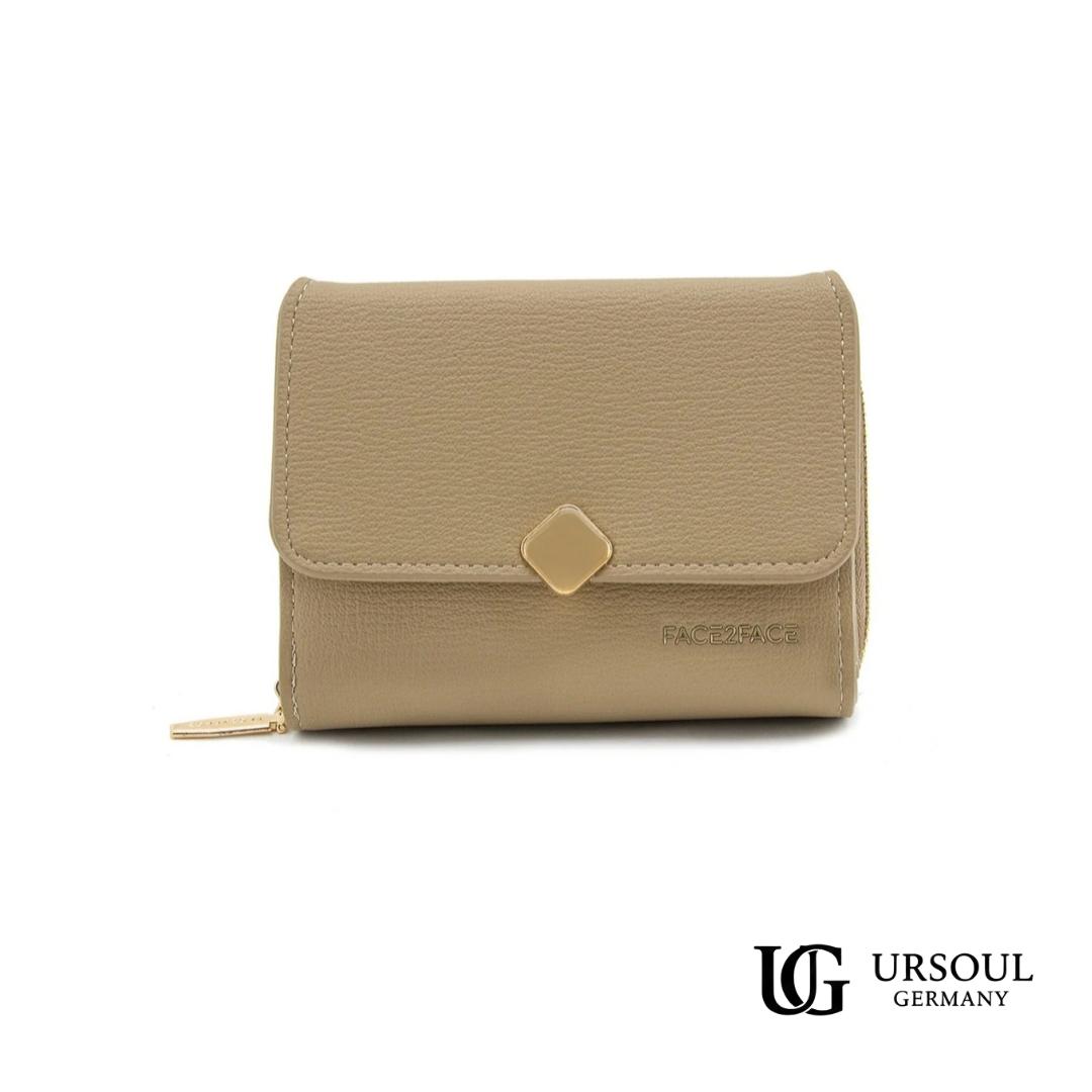 WhatsApp Image 2026-09-23 at 11.00.40 AM (2) Billetera compacta color champán en piel vegana abierta mostrando interior con broche dorado, elegida por Ursoul Germany.